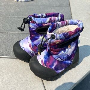 BOGS infant size 6 winter boots.